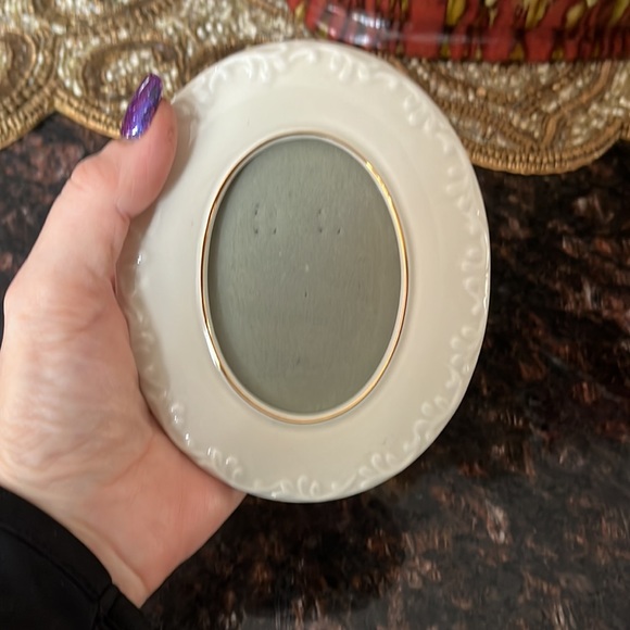 Small Oval Cream Color Floral Picture Frame - Picture 9 of 9